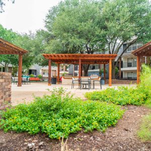 Outside seating and grilling area at Henry Heights Apartments